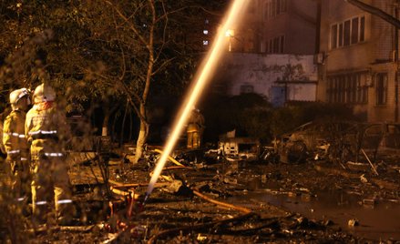 Strażacy na miejscu katastrofy bombowca Su-34 w Jejsku