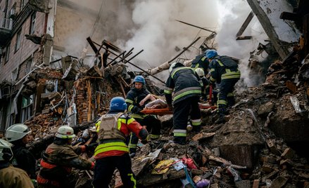 Rosja od kilku dni atakuje rakietami całe terytorium Ukrainy. Na zdjęciu: akcja ratunkowa w Zaporożu