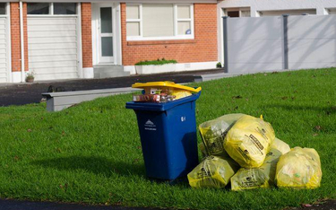 Czy gmina może narzucać właścicielom nieruchomości gdzie mają stać pojemniki na odpady