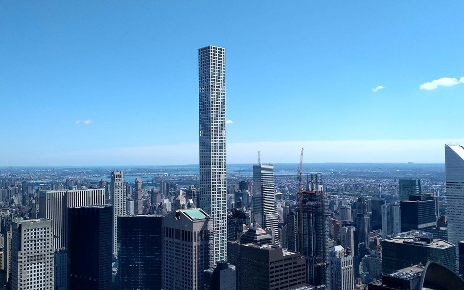 Apartamentowiec 432 Park Avenue bardzo wyróżnia się na tle panoramy Nowego Jorku.