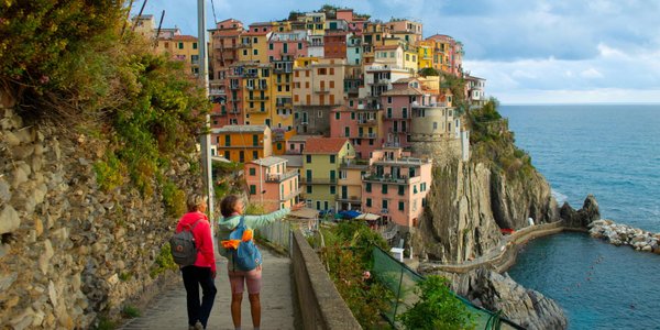 Cinque Terre karze turystów i przewodników za hałas, selfie i zatrzymywanie się