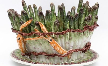 Za 30 tys. zł na prezent kupiono serwis z motywem szparagów. Składa się on ze 106 elementów.