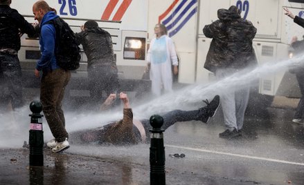 Belgia: Protest przeciw lockdownowi. Użyto armatek wodnych
