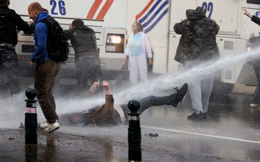 Belgia: Protest przeciw lockdownowi. Użyto armatek wodnych