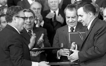 „Tydzień, który zmienił świat”: Henry Kissinger z liderem ZSRS Leonidem Breżniewem (u góry) i komuni