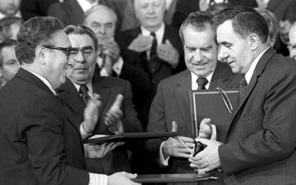 „Tydzień, który zmienił świat”: Henry Kissinger z liderem ZSRS Leonidem Breżniewem (u góry) i komuni