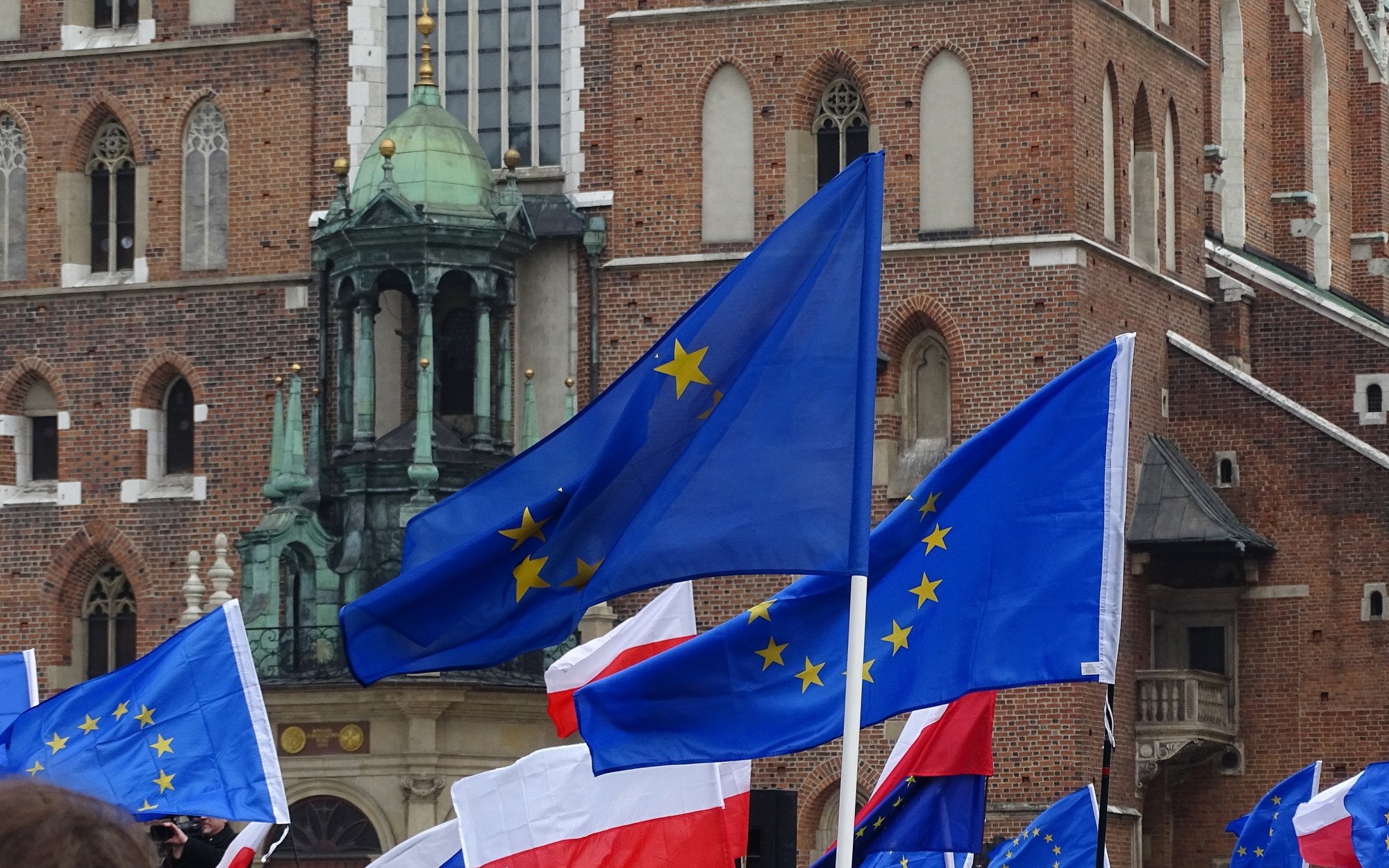 Polacy coraz chłodniejsi wobec UE. Nowy sondaż pokazuje nastroje