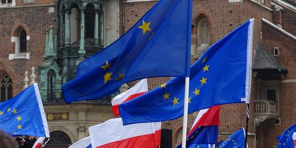 Polacy coraz chłodniejsi wobec UE. Nowy sondaż pokazuje nastroje