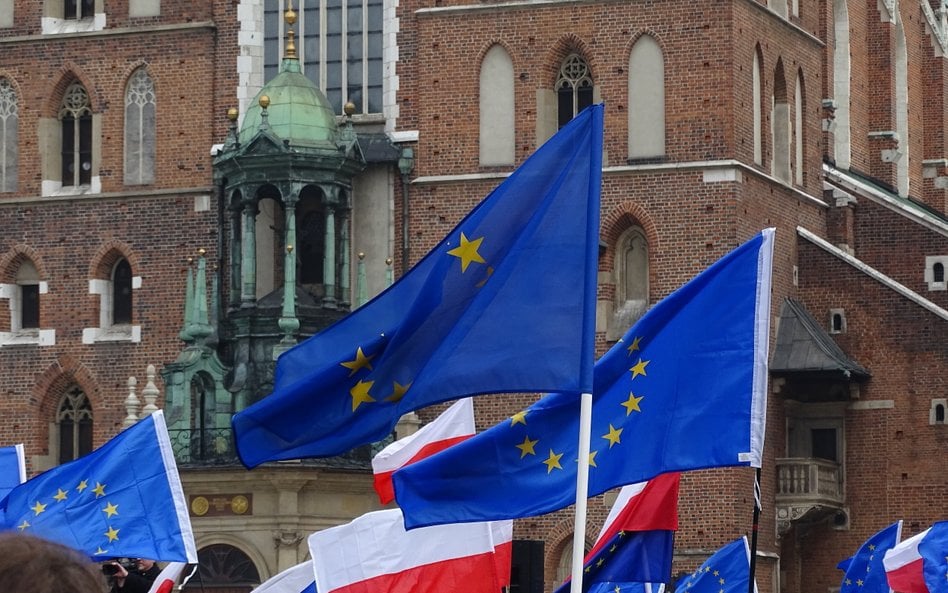 Z sondażu wynika, że poglądy polityczne wyraźnie wpływają na ocenę obecności naszego kraju we wspóln