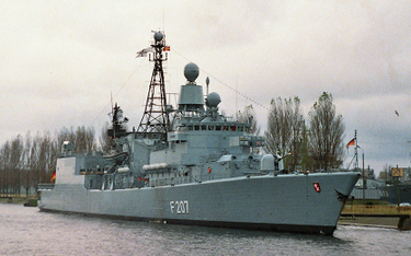 Prototypowa fregata Bremen, jeszcze z radarem DA-08.