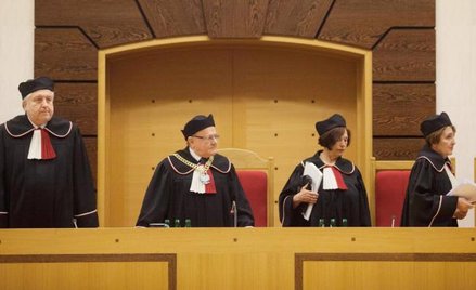Trybunał wziął pod uwagę, że rośnie liczba zagrożonych ubóstwem. Na zdjęciu od lewej sędziowie: Andr
