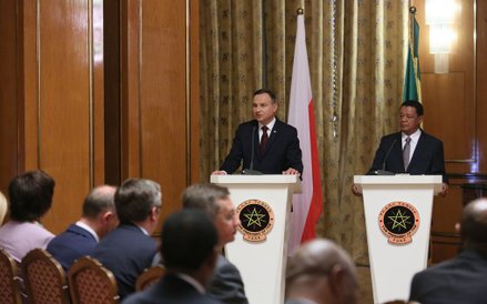 Prezydent RP Andrzej Duda(L) i prezydent Etiopii Mulatu Teshome Wirtu (P) podczas konferencji prasow
