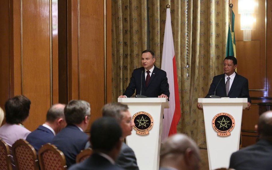 Prezydent RP Andrzej Duda(L) i prezydent Etiopii Mulatu Teshome Wirtu (P) podczas konferencji prasow