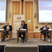 Uczestnicy debaty o przyszłości euro oraz Europy.