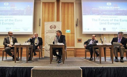 Uczestnicy debaty o przyszłości euro oraz Europy.