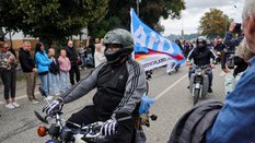 Zwolennicy partii AfD w przejeździe motocyklowym