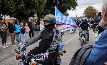 Zwolennicy partii AfD w przejażdżce lekkim motocyklowej