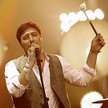 Marcus Mumford, lider brytyjskiej grupy Mumford & Sons na głównej estradzie festiwalu