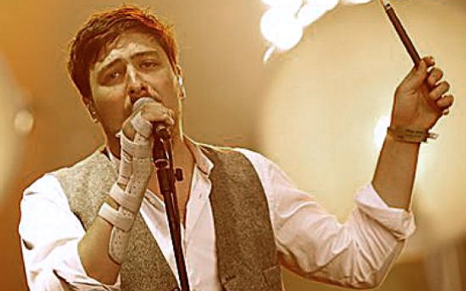 Marcus Mumford, lider brytyjskiej grupy Mumford & Sons na głównej estradzie festiwalu