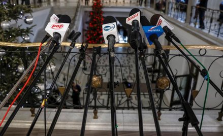 Gdy w modelu idealnym nie ma już państwa, które ma wobec mediów obowiązki, natychmiast pojawia się w