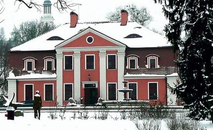 Dwór w Brzostkowie wybudował w 1781 roku Antonii Poniński, delegat Sejmu Wielkiego w ośmio- osobowej