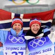 Johannes Thingnes Boe (z prawej) i jego brat Tarjei Boe po biatlonowym sprincie na 10 km