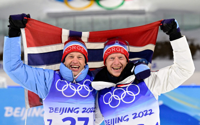 Johannes Thingnes Boe (z prawej) i jego brat Tarjei Boe po biatlonowym sprincie na 10 km