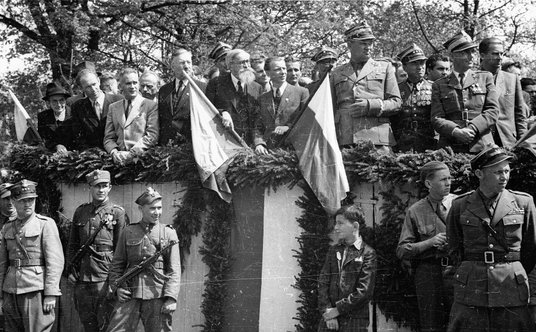 W demonstracji w Kłodzku przeciwko rewindykacji wzięli udział partyjni oficjele i żołnierze ludowego