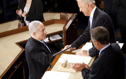 Izraelski premier Beniamin Netanjahu (z lewej) to polityczny weteran, który wielokrotnie spotykał si