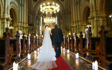 O ślubie w kościele myśli tylko 42 proc. młodych ludzi