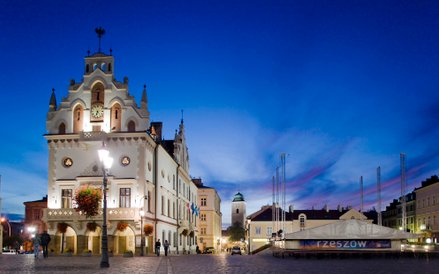 Rynek Starego Miasta jest w centrum starówki Rzeszowa. Wychodzi z niego wiele ulic (Kopernika, Słowa