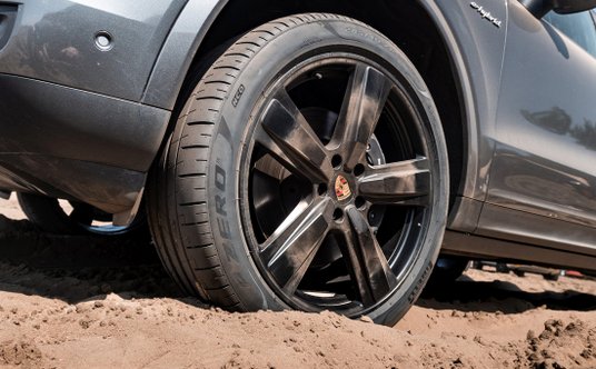 Porsche Cayenne na Pustyni Błędowskiej