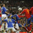 Hiszpania - Kolumbia. Piłkę uderza głową Fernando Torres