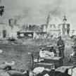 Żołnierze niemieccy w płonącej wsi na przedpolach Leningradu, koniec XI 1941 r.