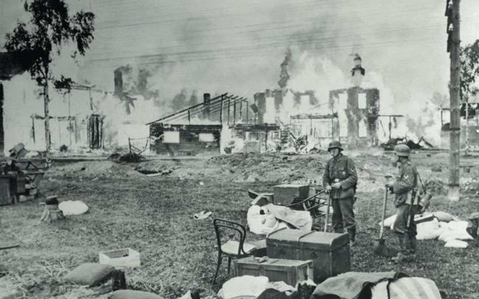 Żołnierze niemieccy w płonącej wsi na przedpolach Leningradu, koniec XI 1941 r.
