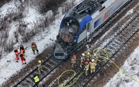 Na przejeździe kolejowym zatrzymał się samochód, w który uderzył pociąg, a następnie drugi samochód 