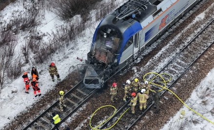 Na przejeździe kolejowym zatrzymał się samochód, w który uderzył pociąg, a następnie drugi nadjeżdża