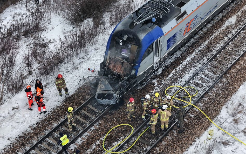 Na przejeździe kolejowym zatrzymał się samochód, w który uderzył pociąg, a następnie drugi samochód 