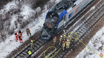 Na przejeździe kolejowym zatrzymał się samochód, w który uderzył pociąg, a następnie drugi pociąg na