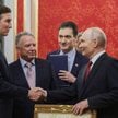 Władimir Putin (z prawej) wita zięcia Trumpa, Jareda Kushnera (z lewej), oraz specjalnego wysłannika