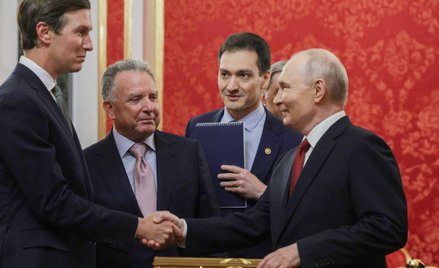 Władimir Putin (z prawej) wita zięcia Trumpa, Jareda Kushnera (z lewej), oraz specjalnego wysłannika