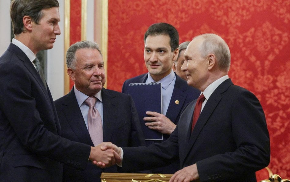 Władimir Putin (z prawej) wita zięcia Trumpa, Jareda Kushnera (z lewej), oraz specjalnego wysłannika