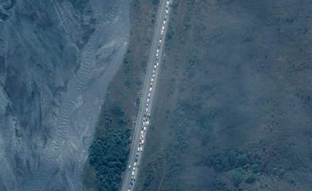 Zdjęcie satelitarne kolejki przed jednym z przejść granicznych Rosja-Gruzja