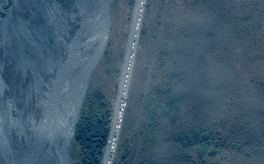 Zdjęcie satelitarne kolejki przed jednym z przejść granicznych Rosja-Gruzja