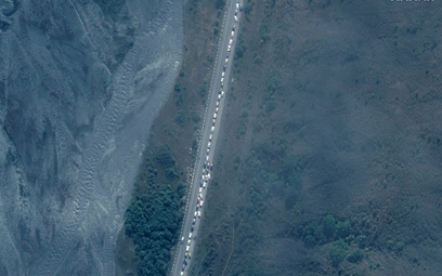 Zdjęcie satelitarne kolejki przed jednym z przejść granicznych Rosja-Gruzja