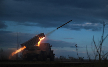 Ukraińska wyrzutnia Grad ostrzeliwuje rosyjskie pozycje w rejonie Bachmutu