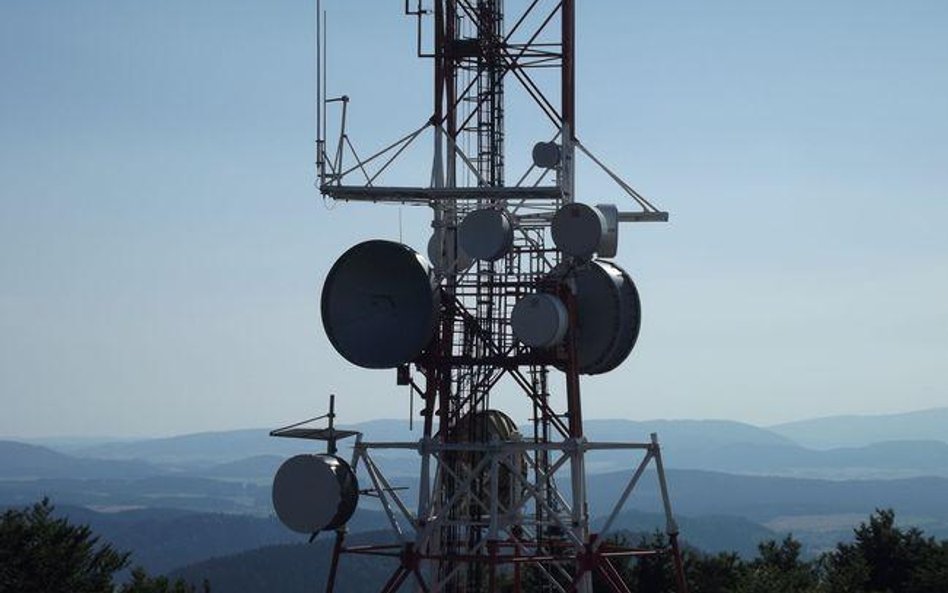 Sąd o masztach telefonii komórkowej: moc wielu anten trzeba sumować