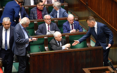 Wicemarszałek Sejmu Ryszard Terlecki (2L), wicepremier, prezes PiS Jarosław Kaczyński (C) oraz minis