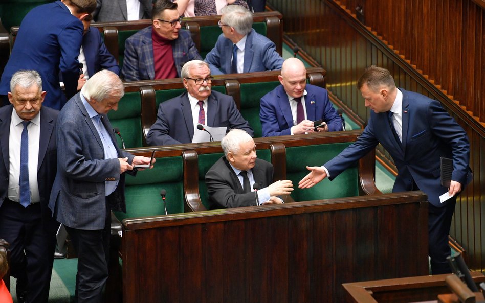 Wicemarszałek Sejmu Ryszard Terlecki (2L), wicepremier, prezes PiS Jarosław Kaczyński (C) oraz minis