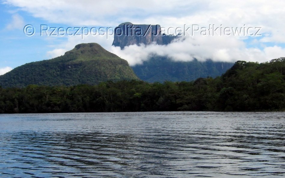 Wyizolowane, osobliwe cyklopowe piedestały, rozsiane na obszarze równym Polsce, zamieszkałym zaledwi